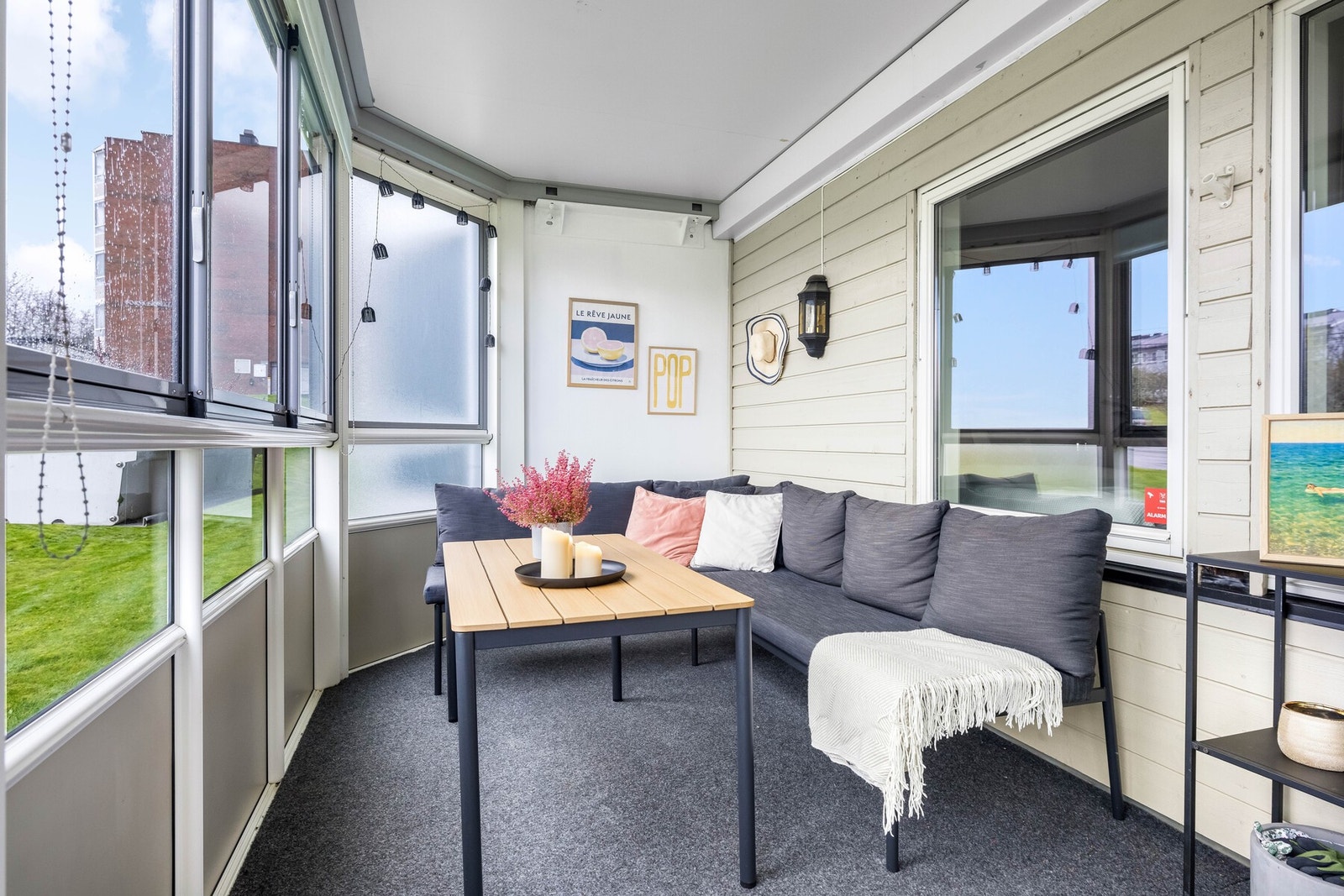 Fra stuen er det utgang til en innglasset balkong på hele 17 m². Galleribilde