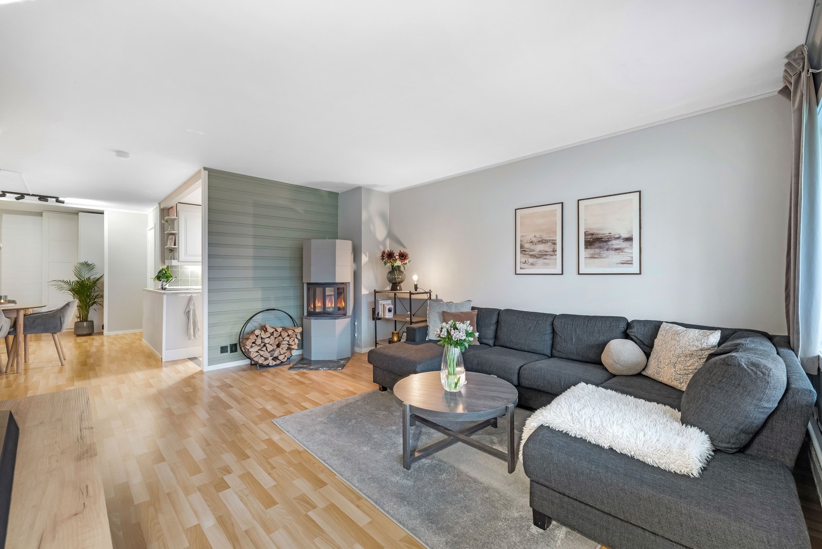 Stuen har en naturlig og romslig utforming med god plass til både sofagruppe og TV-løsning. Galleribilde