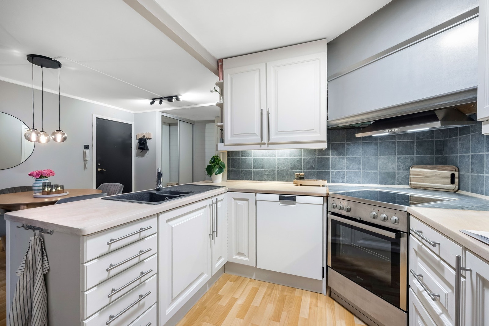 Kjøkkenet er utstyrt med frittstående hvitevarer som komfyr med keramisk platetopp, oppvaskmaskin og kjøleskap med fryser. Ventilator i overskap er tilkoblet avtrekk. Galleribilde