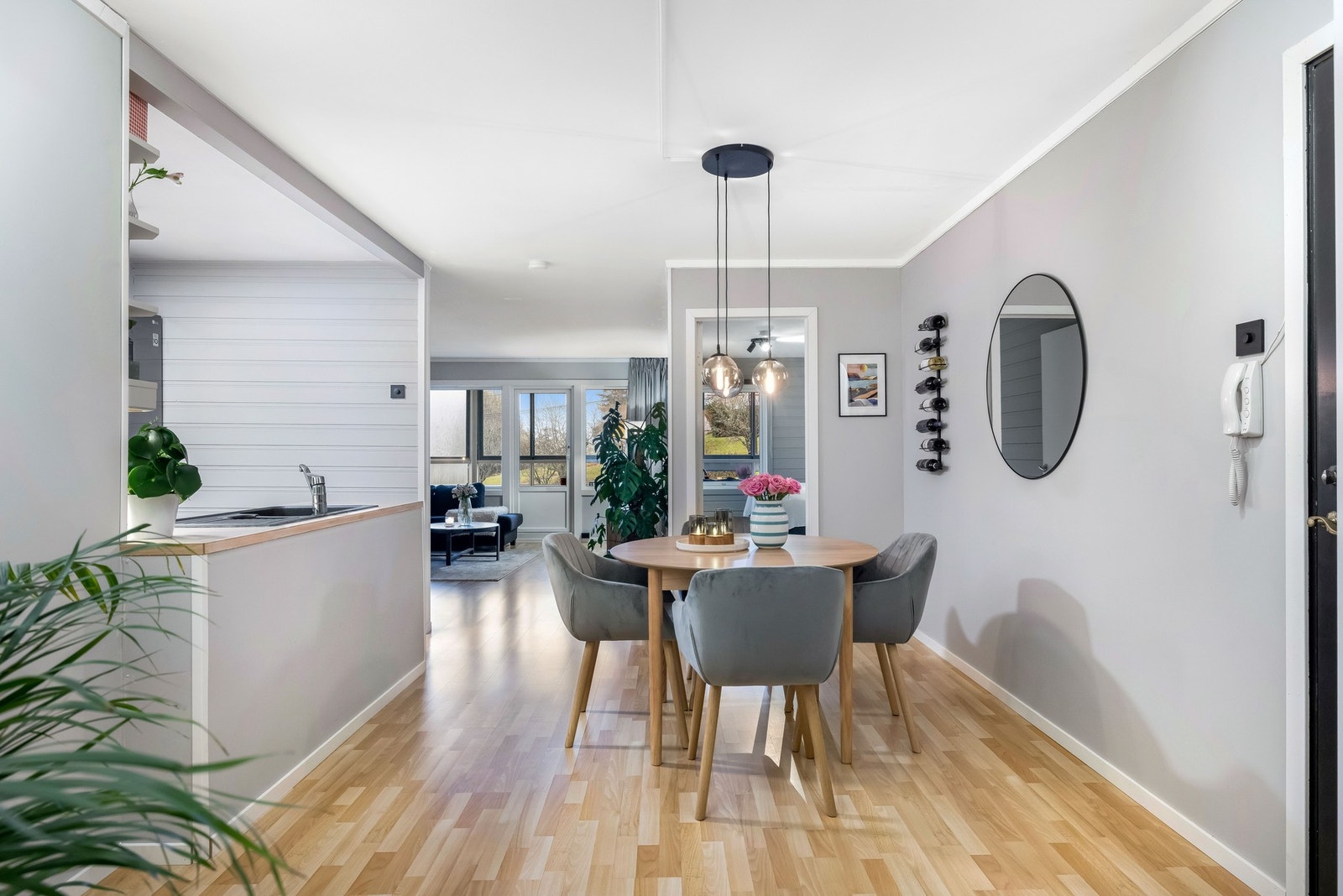 Som en forlengelse av stuen ligger et hyggelig rom som i dag benyttes som spisestue Galleribilde