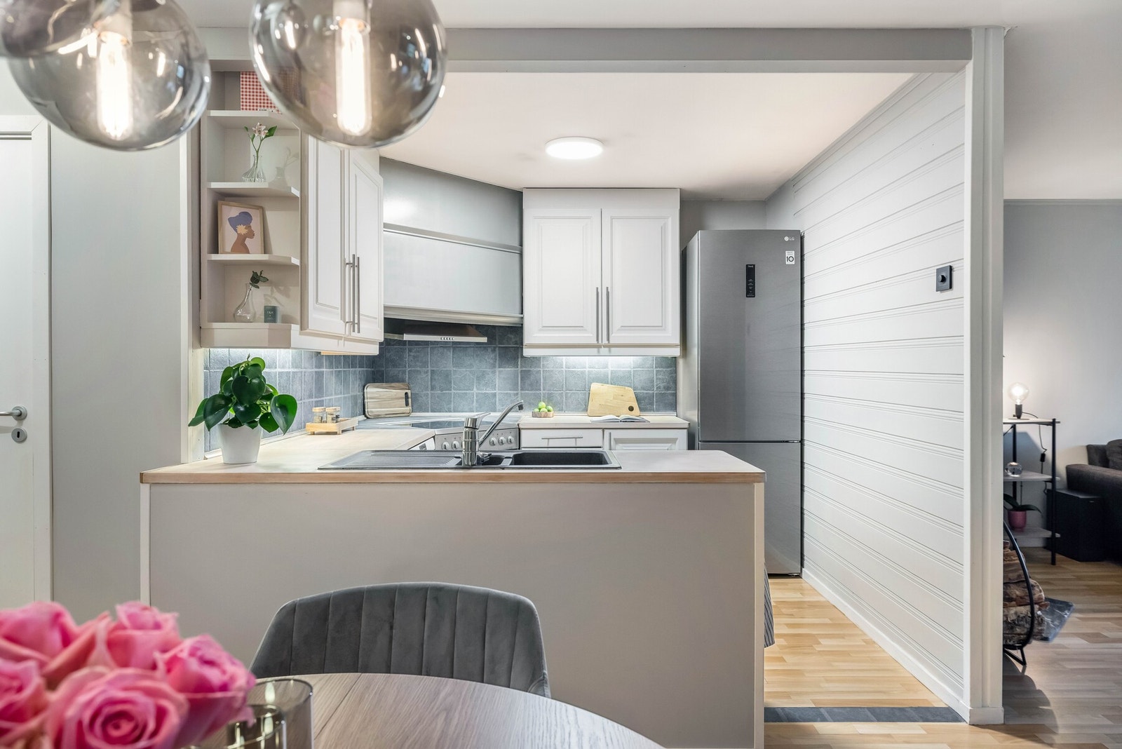 Et lyst og praktisk arbeidskjøkken, perfekt for både hverdagsmat og helgekos. Galleribilde