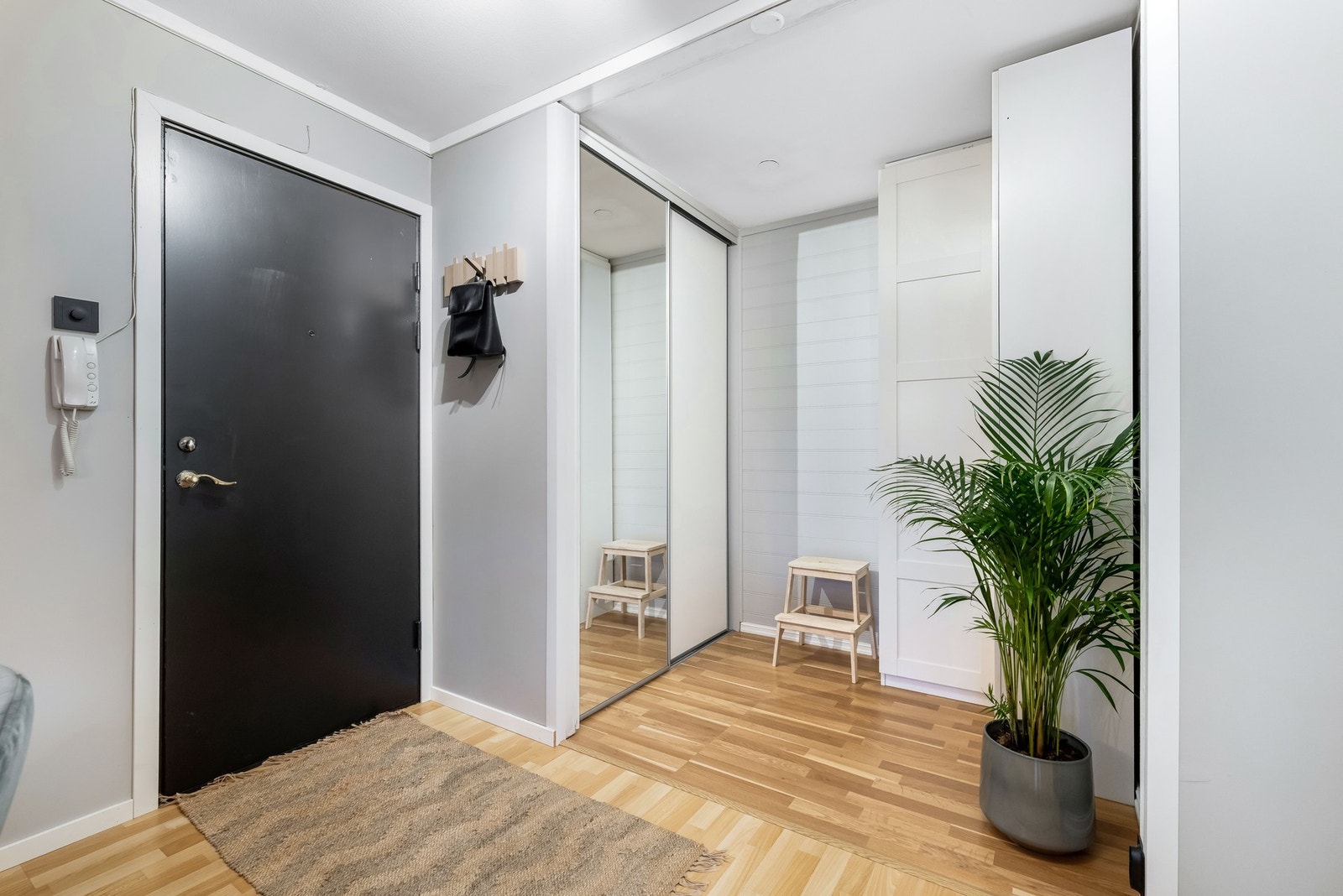 Leiligheten ønsker deg velkommen inn via en lys og praktisk entré med skyvedørsgarderobe som gir god plass til oppbevaring av yttertøy og sko. Galleribilde