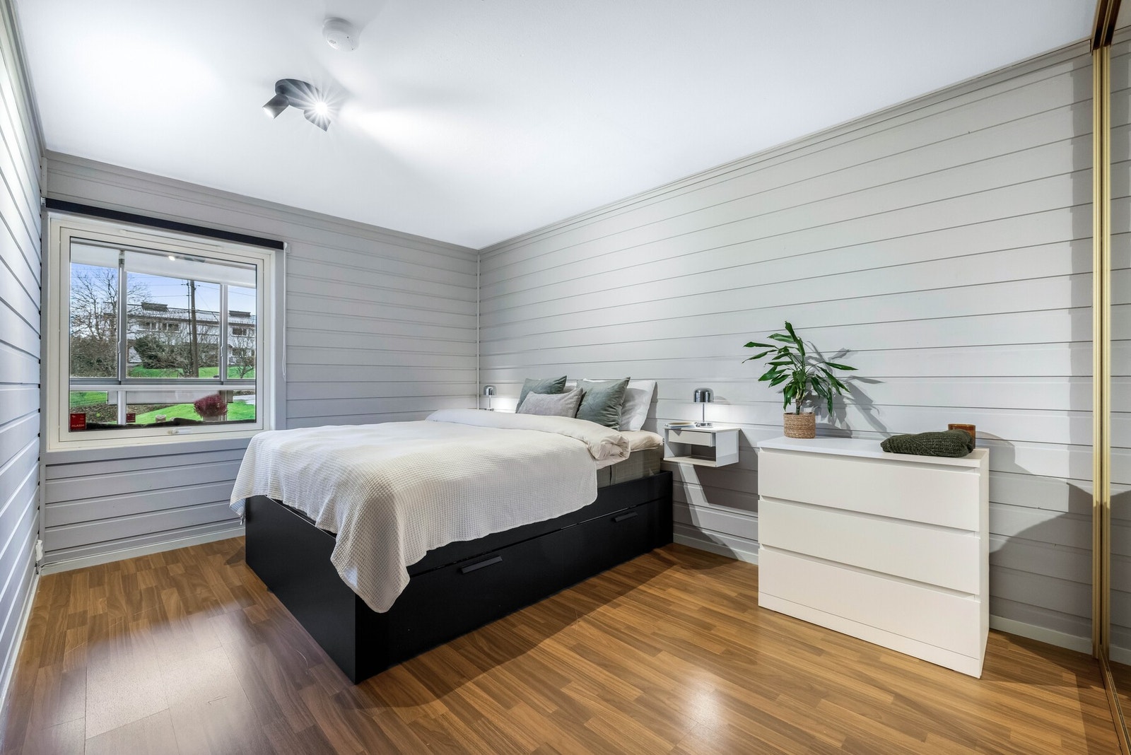 Soverommet er romslig og fredelig, med god plass til dobbeltseng, nattbord og garderobeløsning. Galleribilde