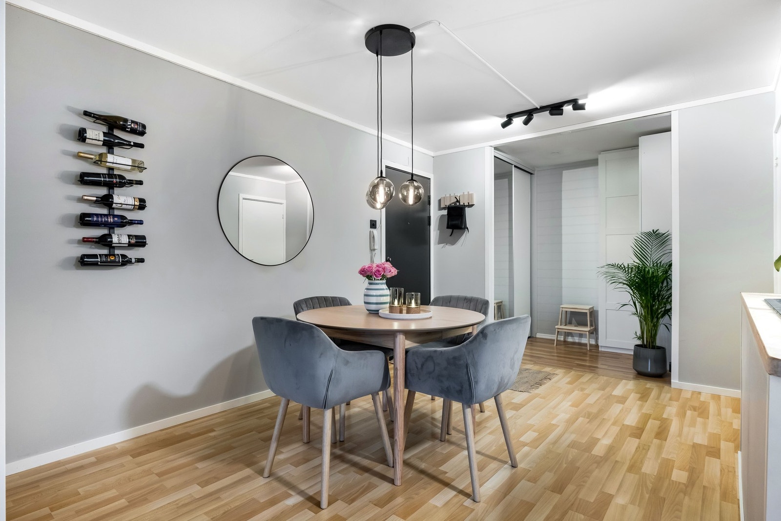 Spisestuen passer perfekt til sosiale måltider og lange kvelder med familie og venner. Galleribilde