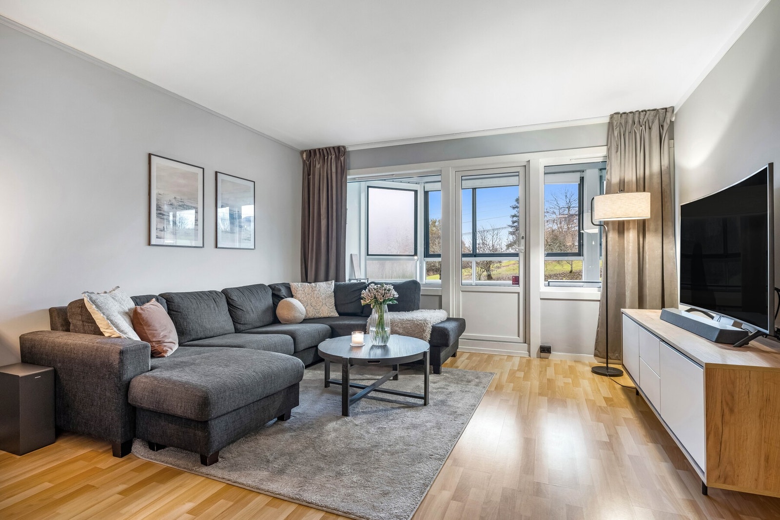 Stuen er lys og trivelig med store vindusflater som slipper inn rikelig med dagslys. Galleribilde