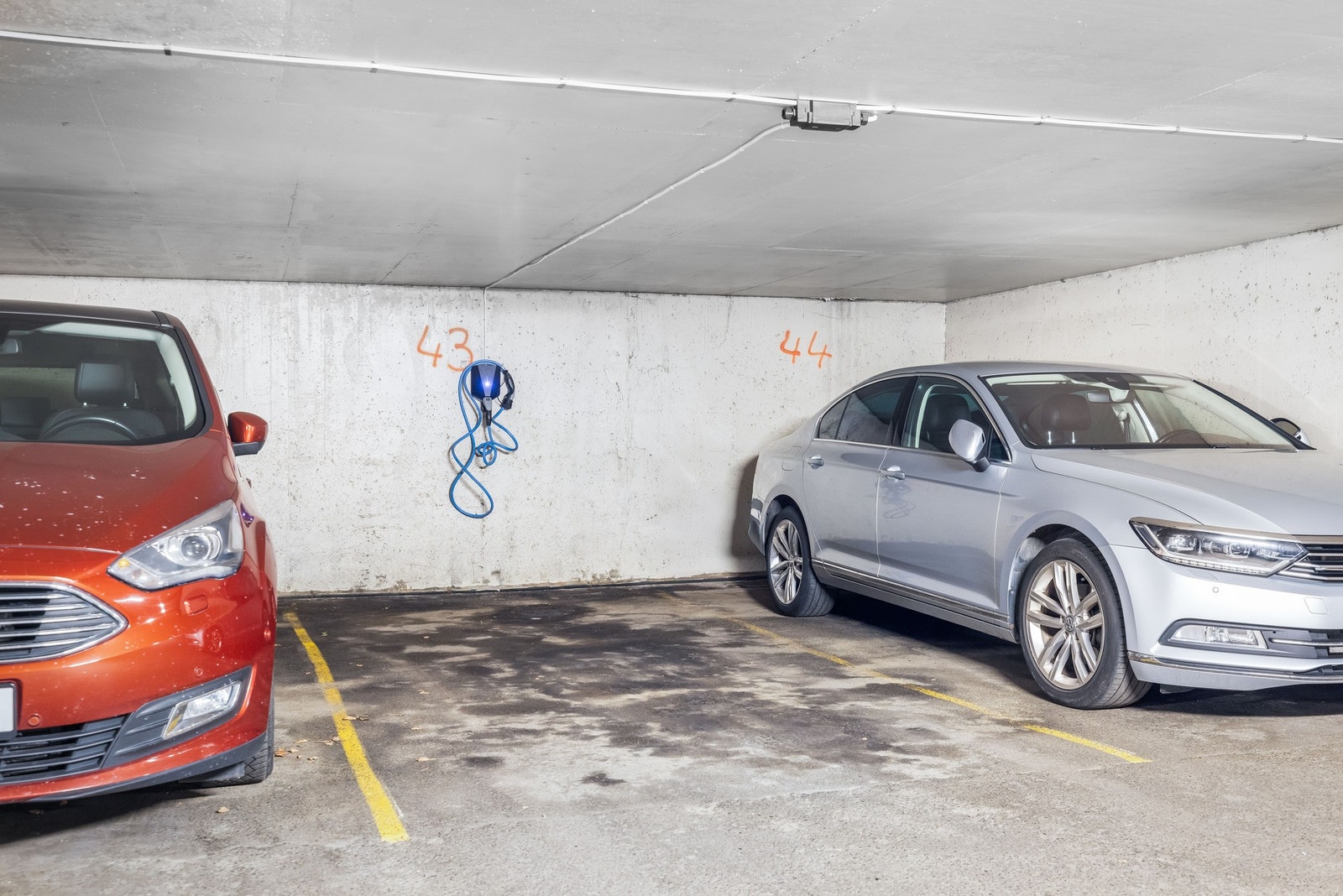 Det medfølger en parkeringsplass i låst garasjekjeller tilhørende andelen, plass 43. Det er montert elbillader på plassen. Galleribilde