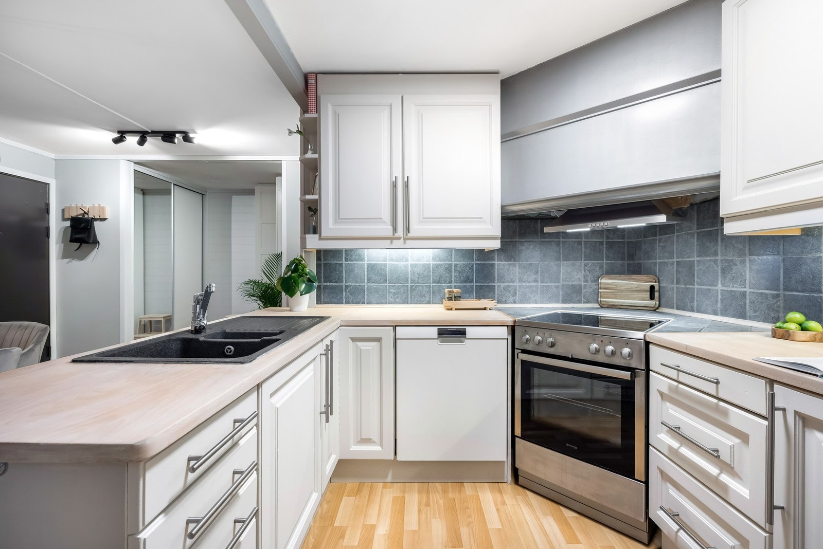 Innredningen har profilerte fronter og en benkeplate i tre som gir et varmt og klassisk uttrykk. Galleribilde