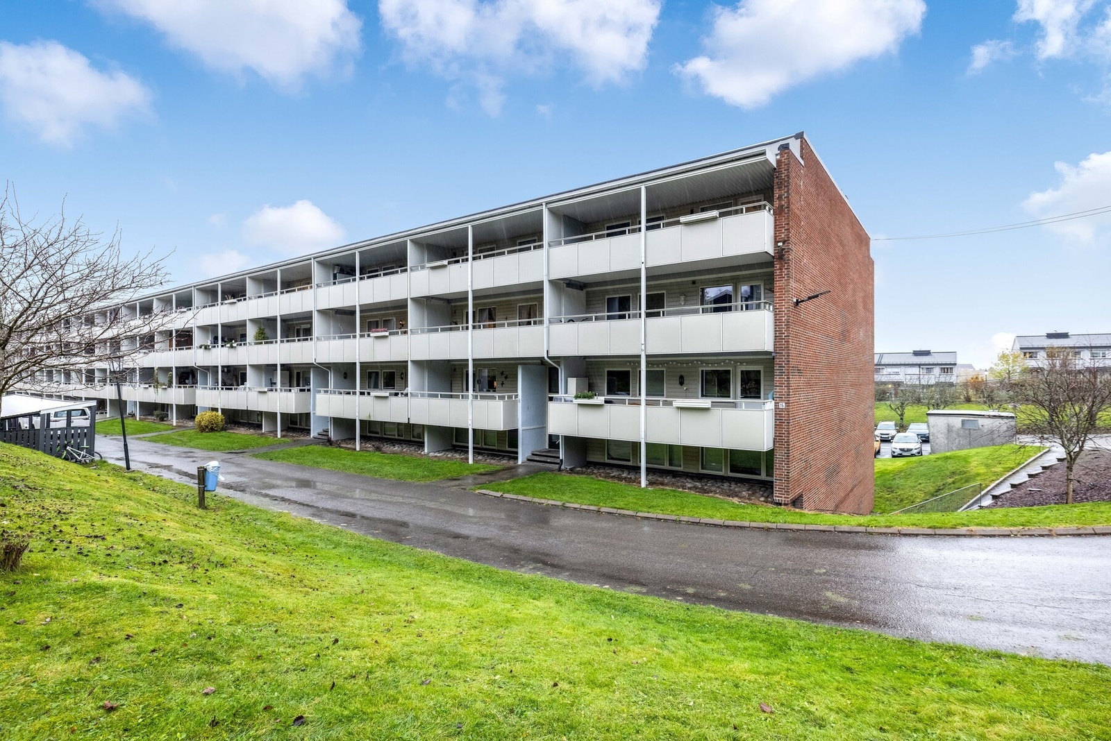 På inngangssiden er det sykkelparkering, lekeplass og sittegruppe ved inngangspartiene. Lekeplassene blir flittig brukt, her leker barna trygt og godt uten trafikk. Galleribilde