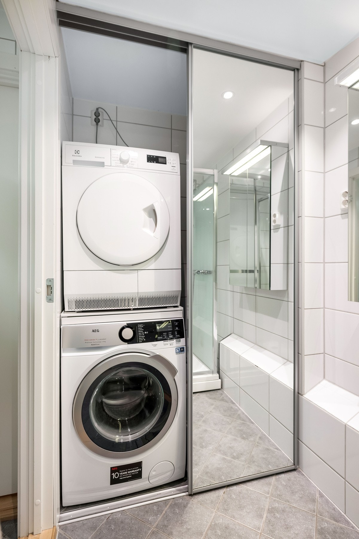 Varmtvannsberederen er også plassert i skyvedørsgarderoben. Galleribilde