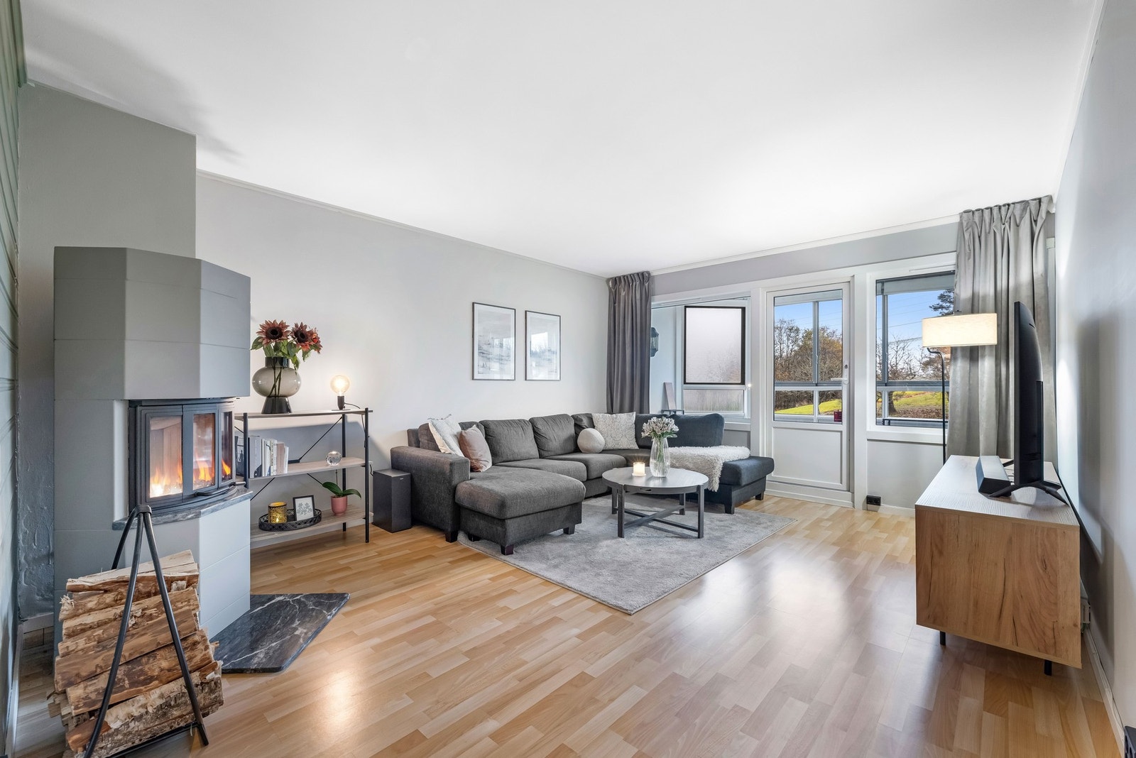 De lyse veggene og det pene laminatgulvet gir rommet en tidløs og behagelig atmosfære. Galleribilde