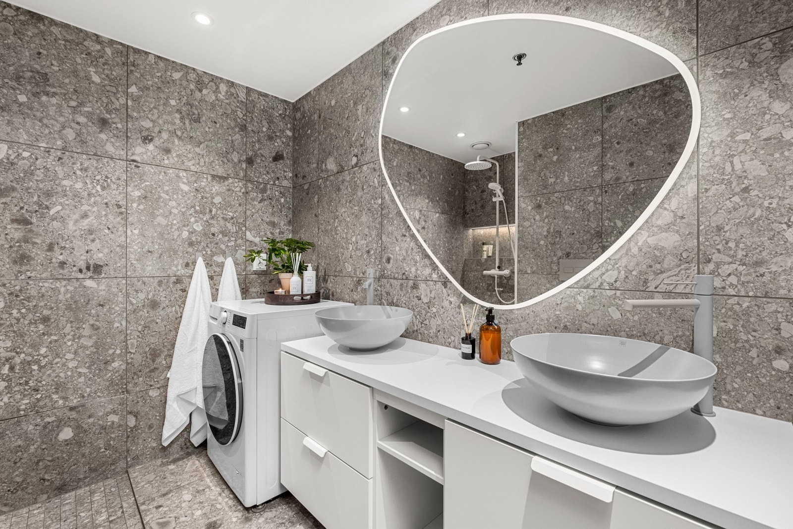 Lekkert bad med dobbel servant. Badet har varme i gulv og downlights i taket Galleribilde