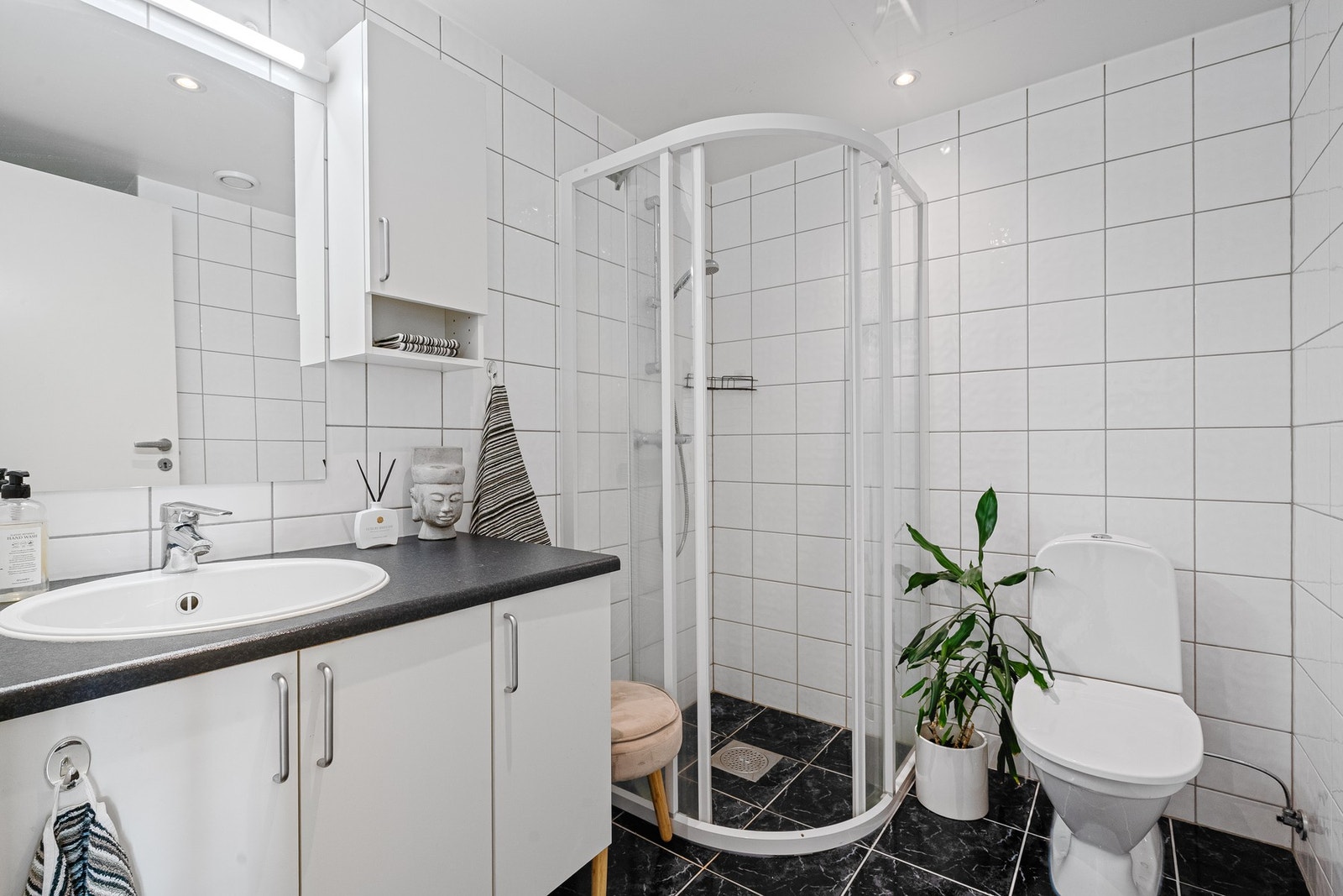 Flislagt bad med dusjhjørne, servant og varmekabler. Galleribilde