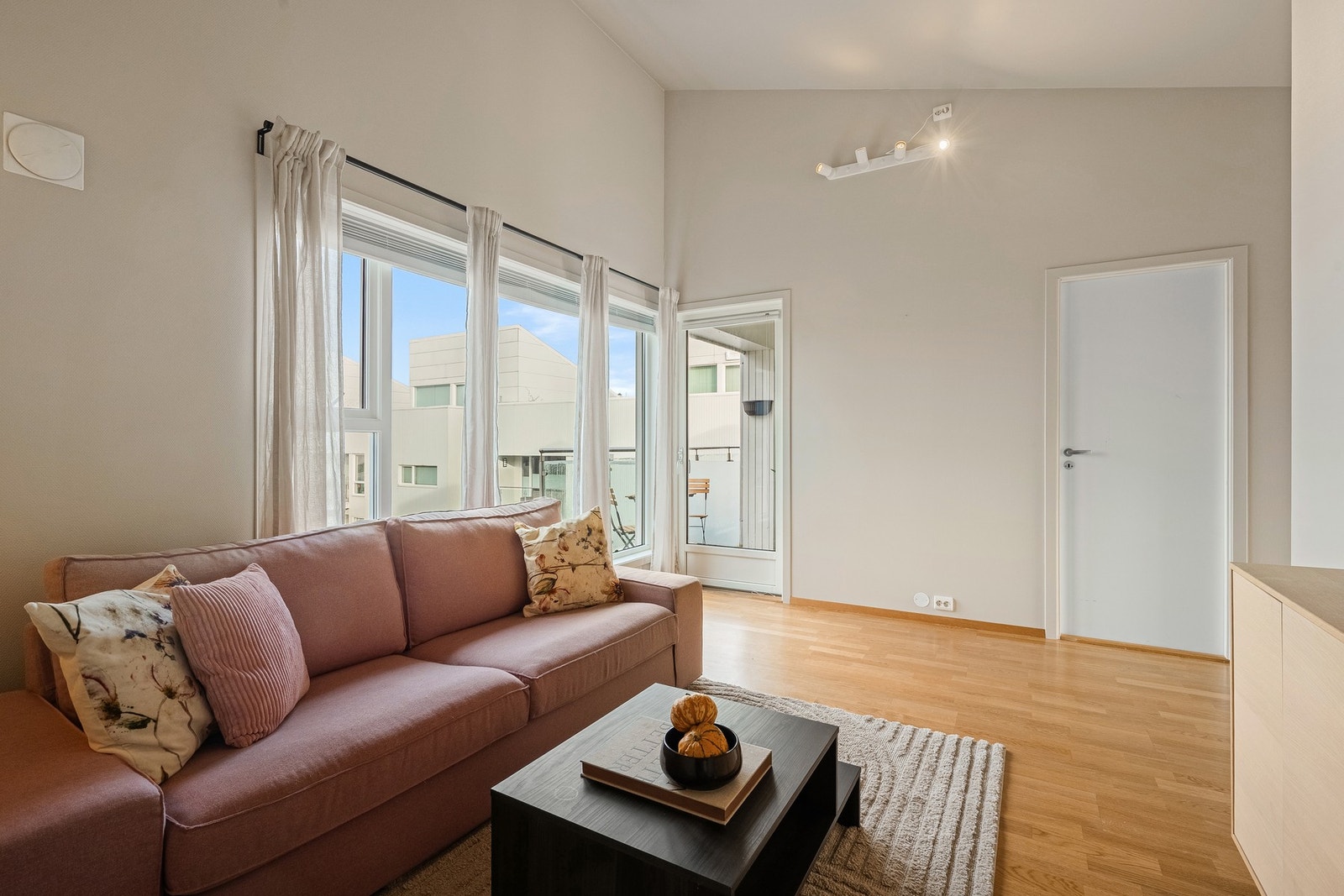 Lys og romslig stue med god takhøyde og store vindusflater. Galleribilde