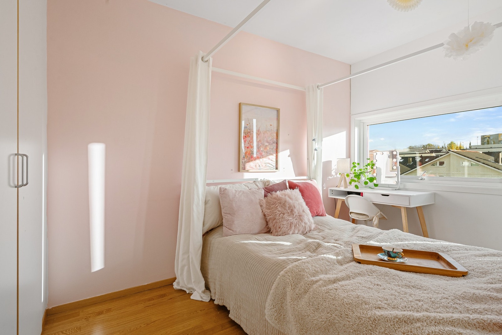 Romslig hovedsoverom med garderobeskap og plass til dobbeltseng. Galleribilde