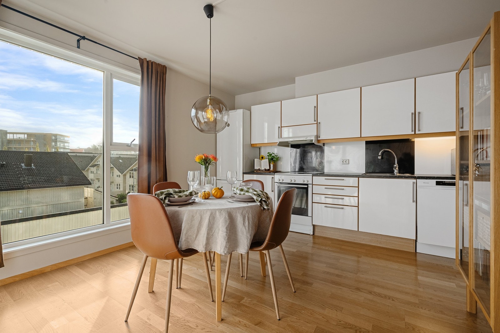 Tidløst HTH-kjøkken med hvite fronter og grå benkeplate. Galleribilde