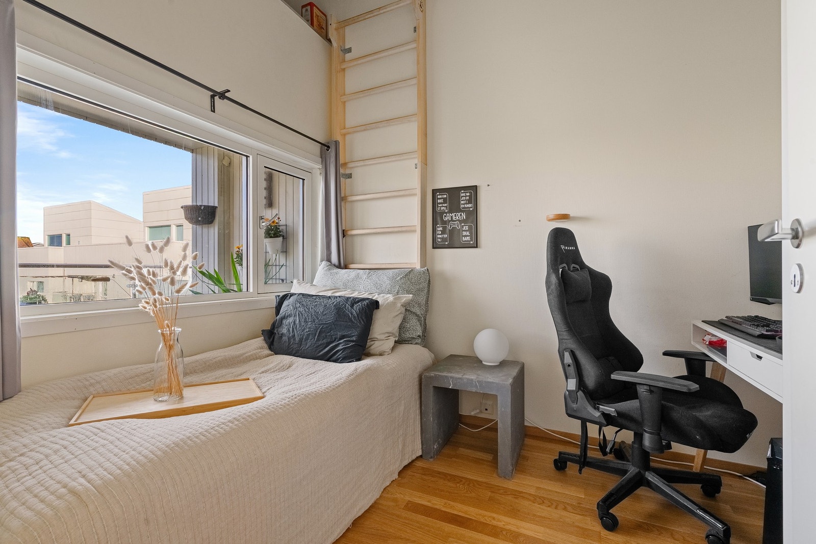 Soverom 2 med hems og gode oppbevaringsmuligheter. Galleribilde