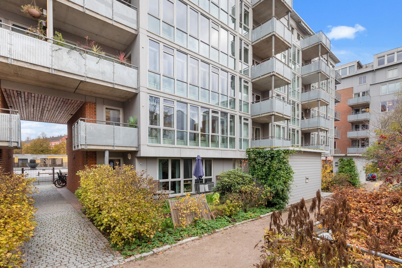 Balkong vender inn mot hyggelig bakgård Galleribilde