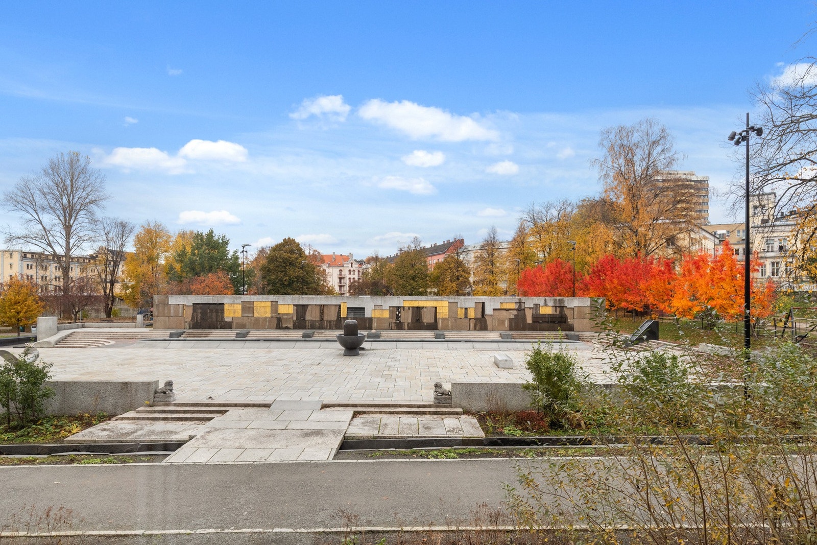 Baksiden av bygget vender ut mot Klosterenga skulpturpark Galleribilde