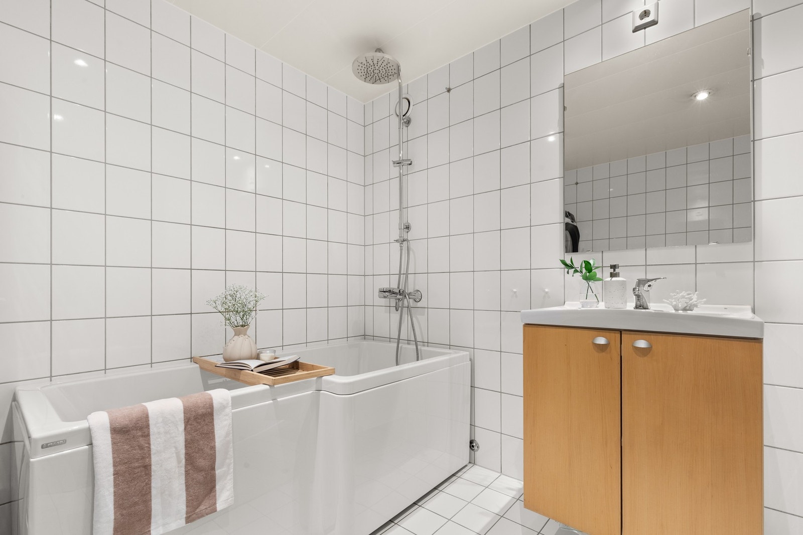 Pent, flislagt bad med badekar og regnfallsdusj Galleribilde
