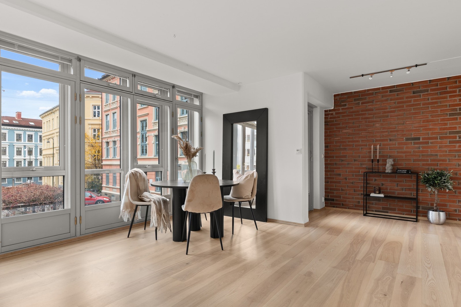 Detaljer som teglverk setter et urbant og moderne preg. God plass til å innrede spisestue Galleribilde