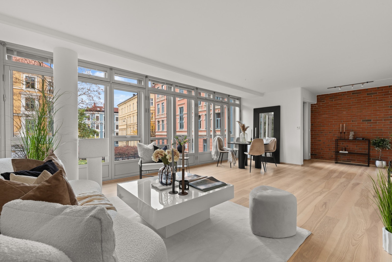 Stuen har fått tildelt et generøst areal (ca. 30 kvm), og har god plass til å innrede flere soner. Galleribilde