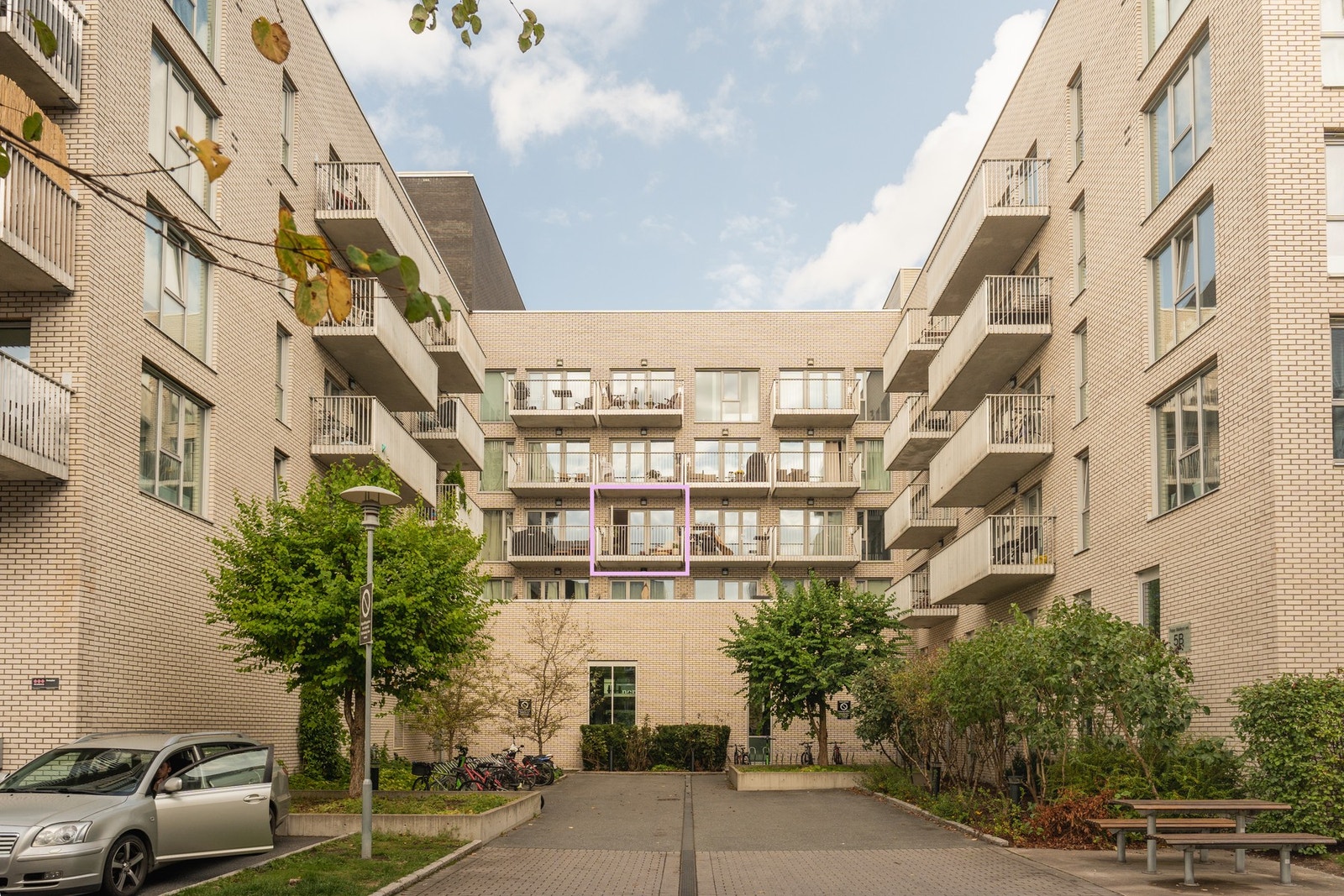 Boligen ligger i byggets 3. etasje og har heisadkomst. Galleribilde