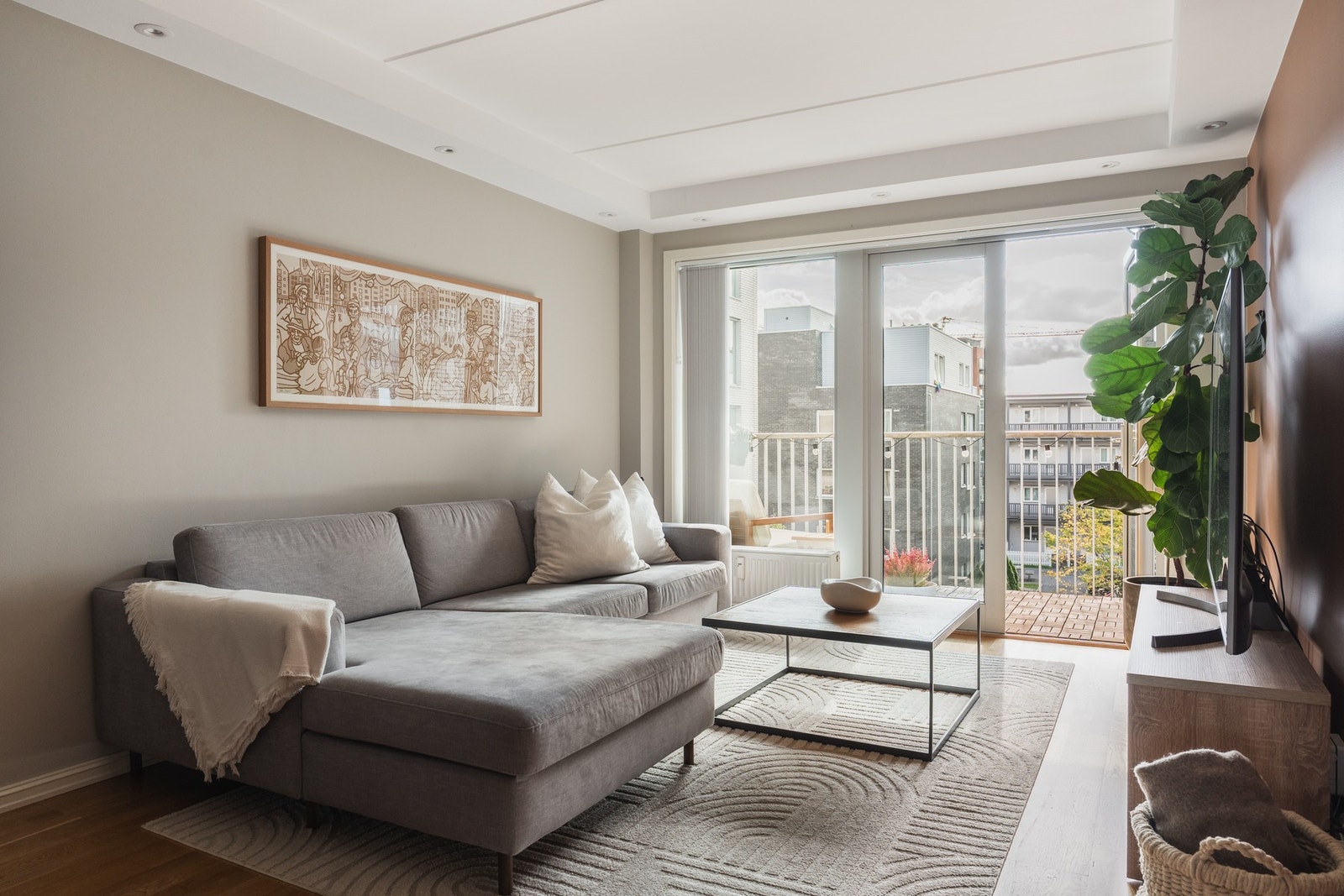 En lys og gjennomgående 3-roms selveier med moderne fargevalg og tidløst interiør. Galleribilde