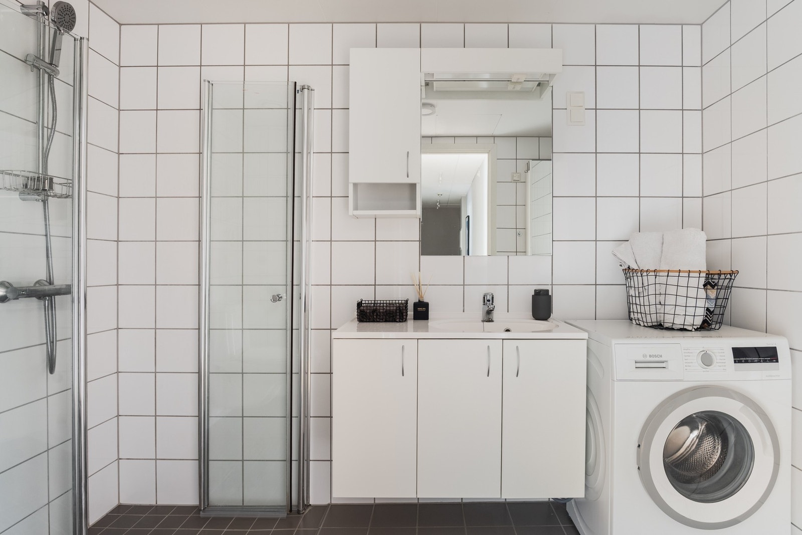 Helfliset bad fra byggeår med gulvvarme og opplegg for vaskemaskin. Galleribilde