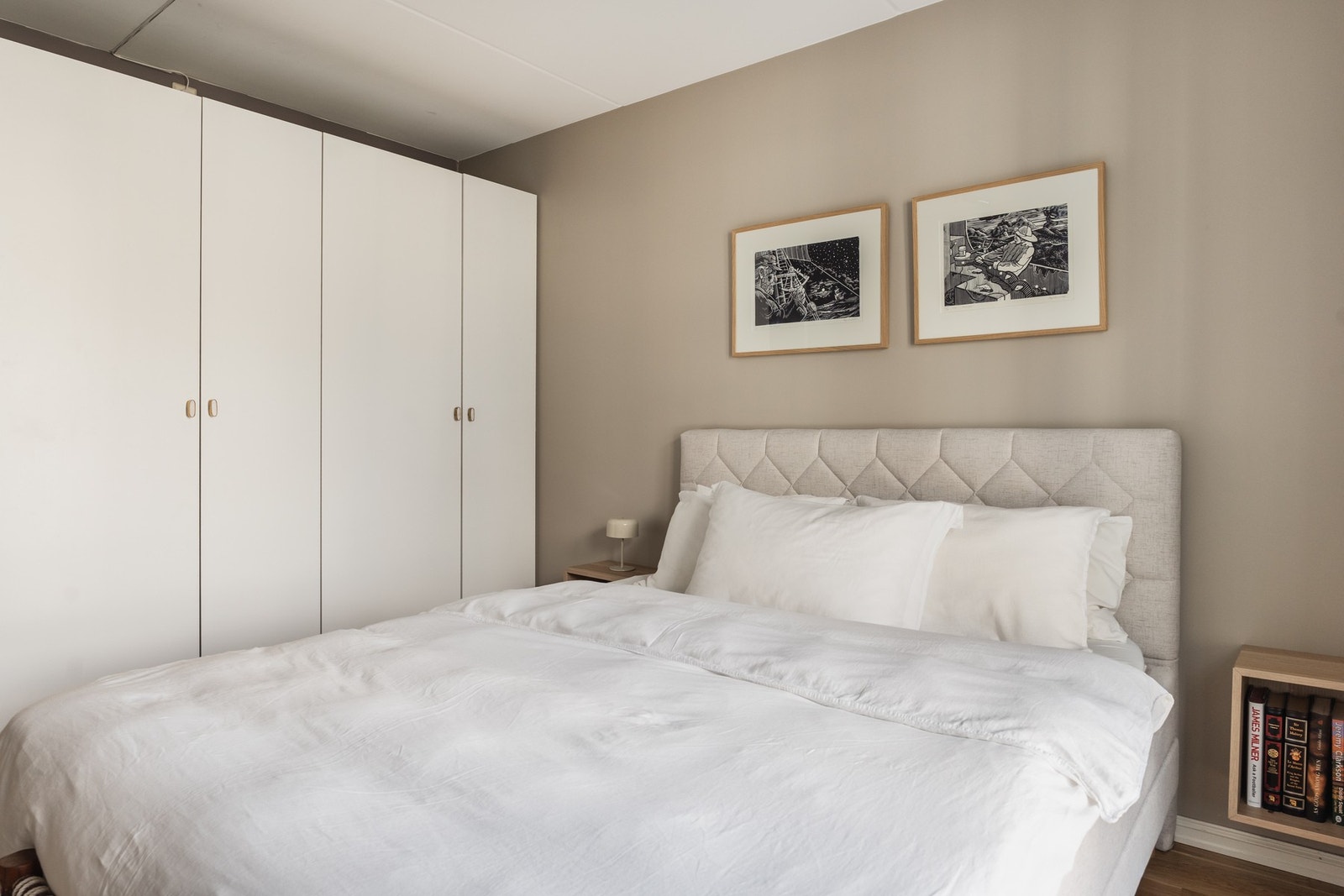 Garderobeskapet medfølger handelen. Galleribilde