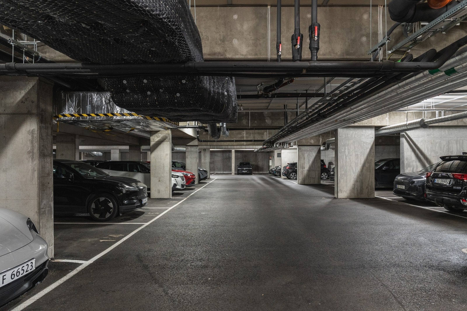 Det er mulig å leie garasjeplass internt i sameiet ved ledighet (ledig pr. 23.10.25 ifølge styret). Galleribilde