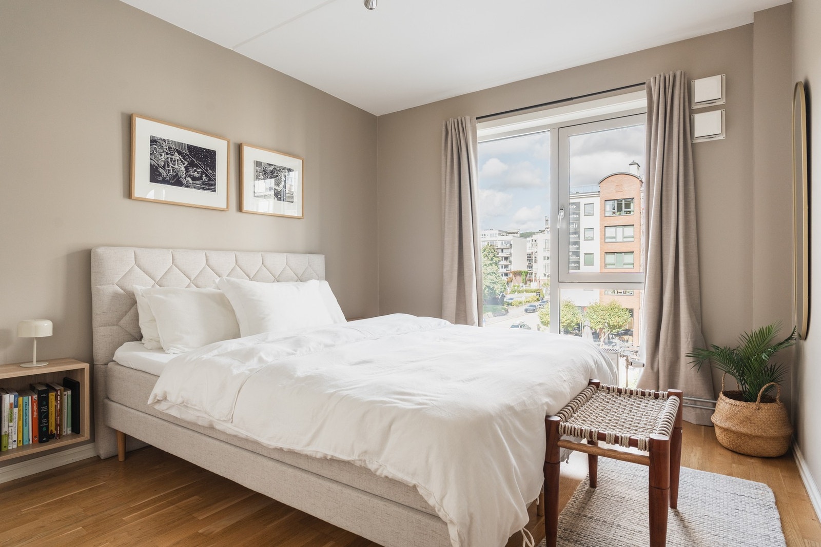 Soverom 1 er svært romslig med god plass til garderobeløsning. Galleribilde