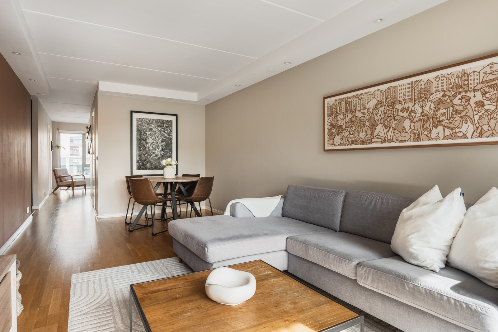 Det er lave strømkostnader, og selger opplyser at dette skyldes lite behov for oppvarming grunnet omkringliggende leiligheter. Galleribilde