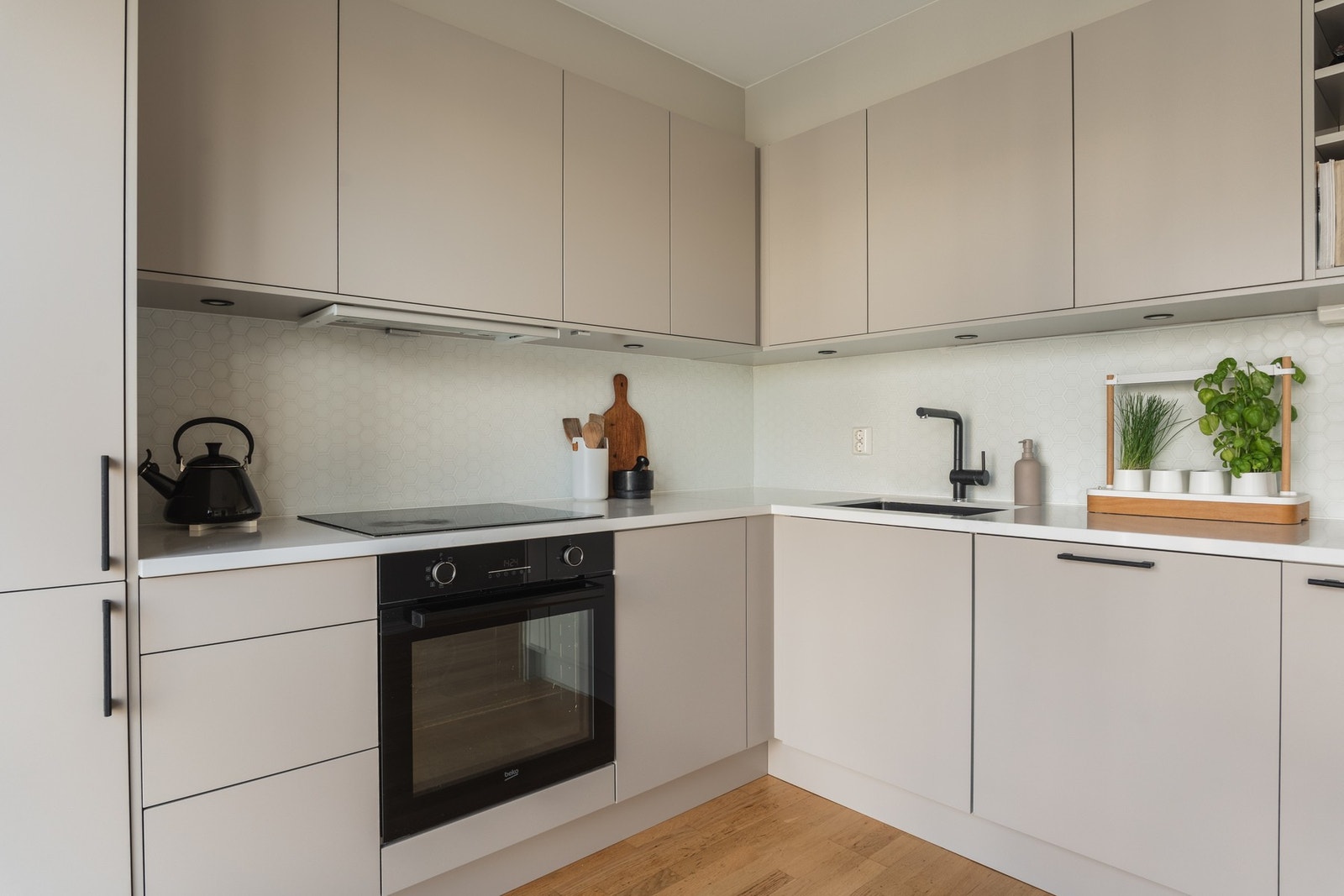 Kjøkken og hvitevarer er ny fra 2023 og inkluderer integrert oppvaskmaskin, kjøl-/fryseskap, stekeovn og induksjonstopp som medfølger handelen. Galleribilde