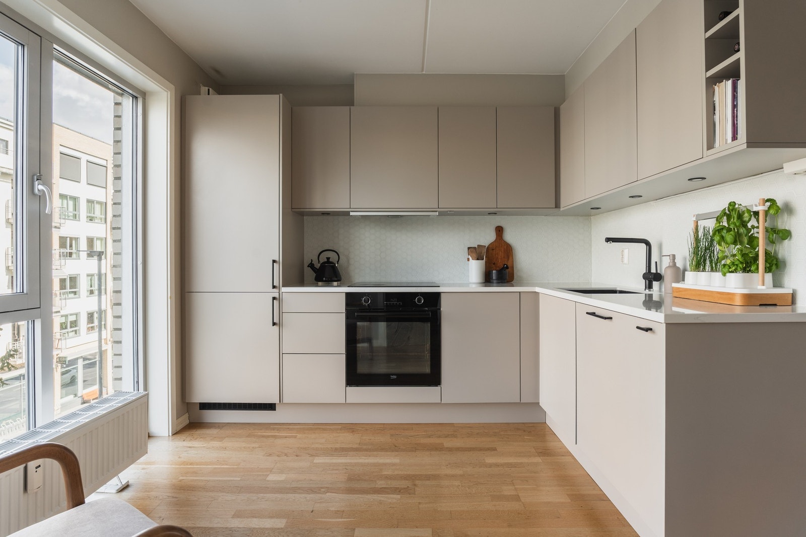 Lekker kjøkkeninnredning fra Epoq ble montert av fagfolk i 2023. Galleribilde