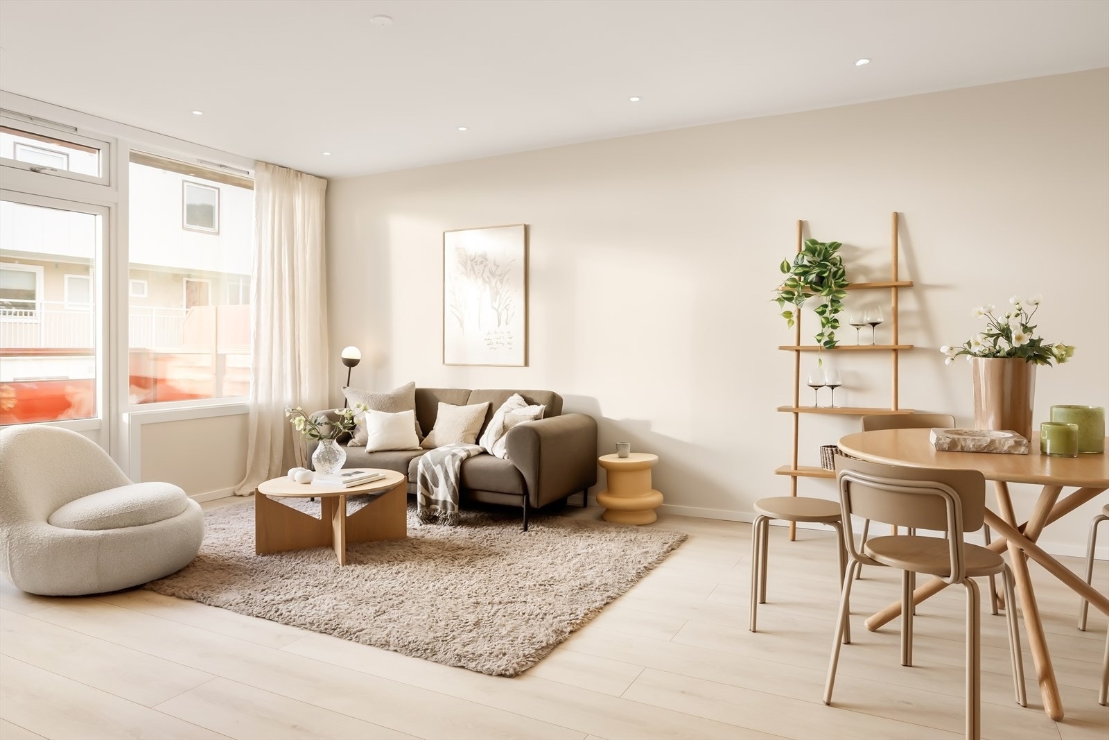 Leiligheten fremstår som moderne og velholdt, med laminat gulv og nymalte vegger - alt i lyse, tidsriktige farger fra 2025. Galleribilde