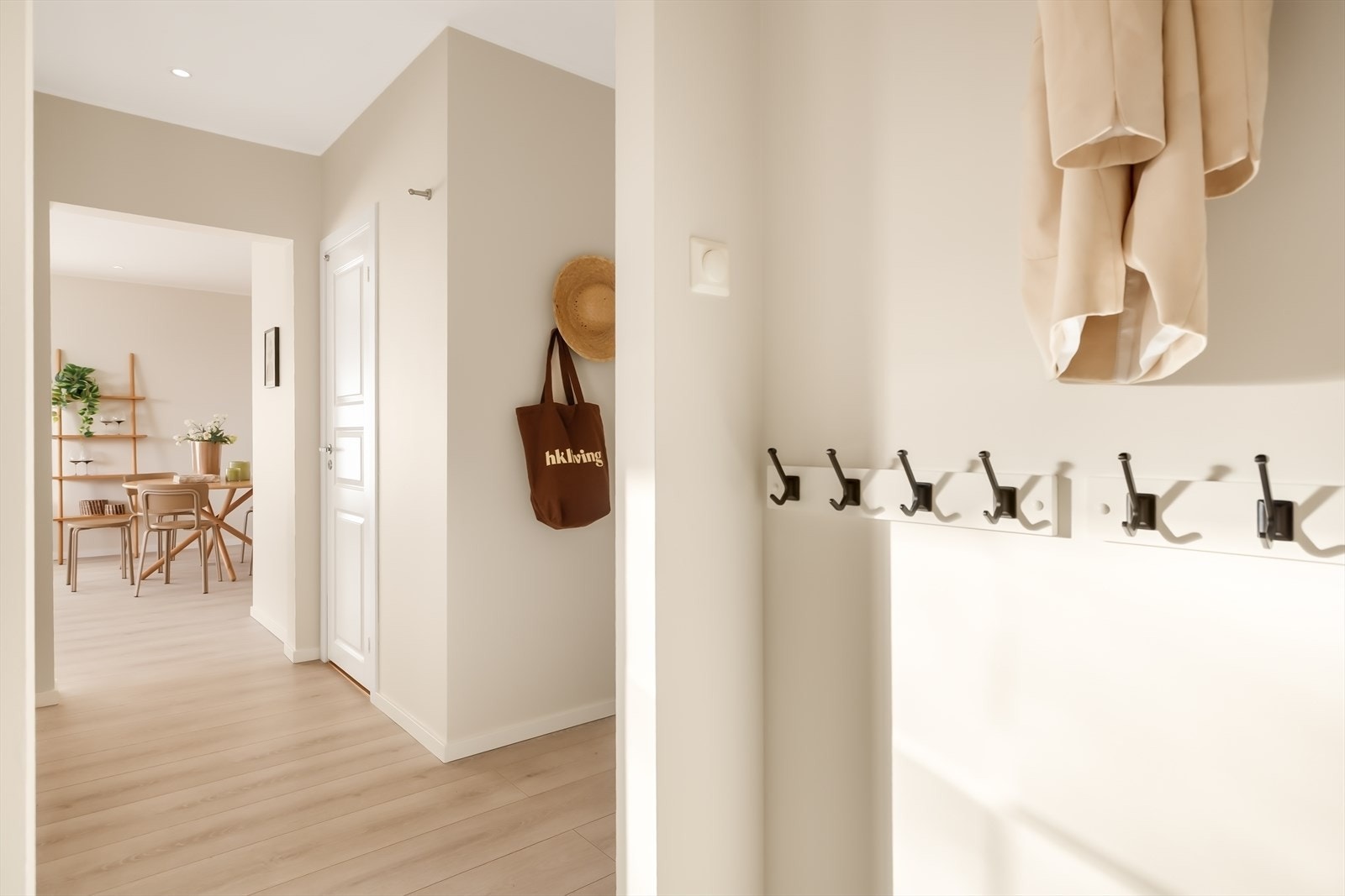 Leiligheten har en praktisk garderobenisje med god plass til sko og yttertøy. Galleribilde