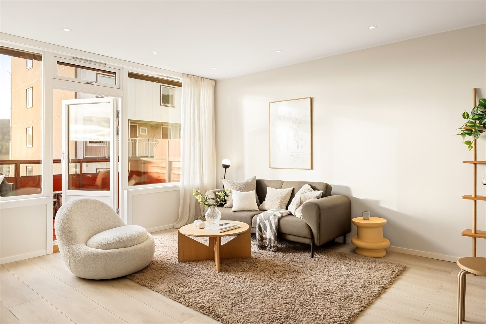 Stuen er stor og innbydende på hele 24,3 m² og har god plass til en komfortabel sofagruppe, stuebord, TV-møbel og et romslig spisebord. Galleribilde