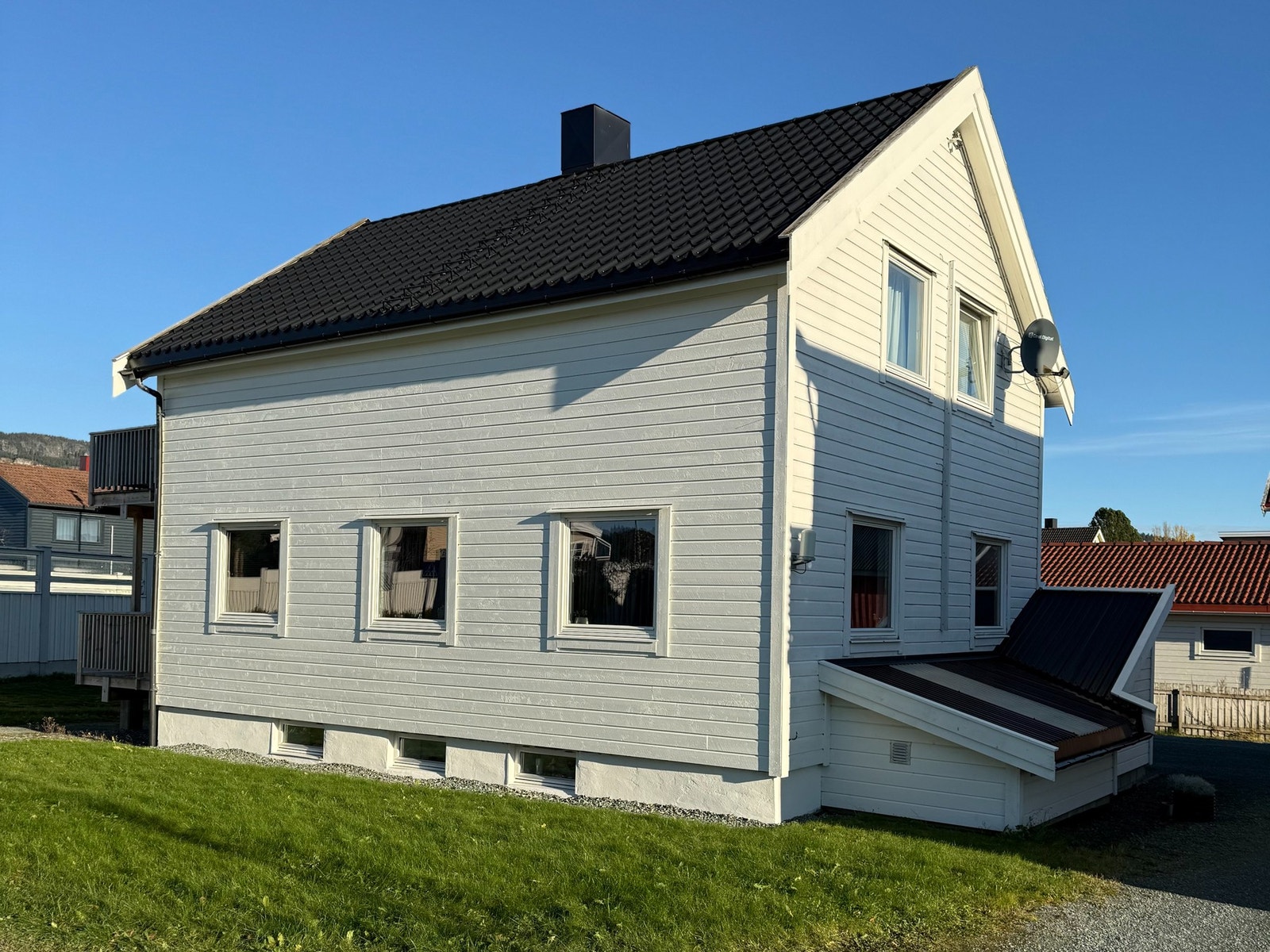 En innholdsrik enebolig på 3 etasjer beliggende i et sentralt boligstrøk på Stjørdal. Galleribilde