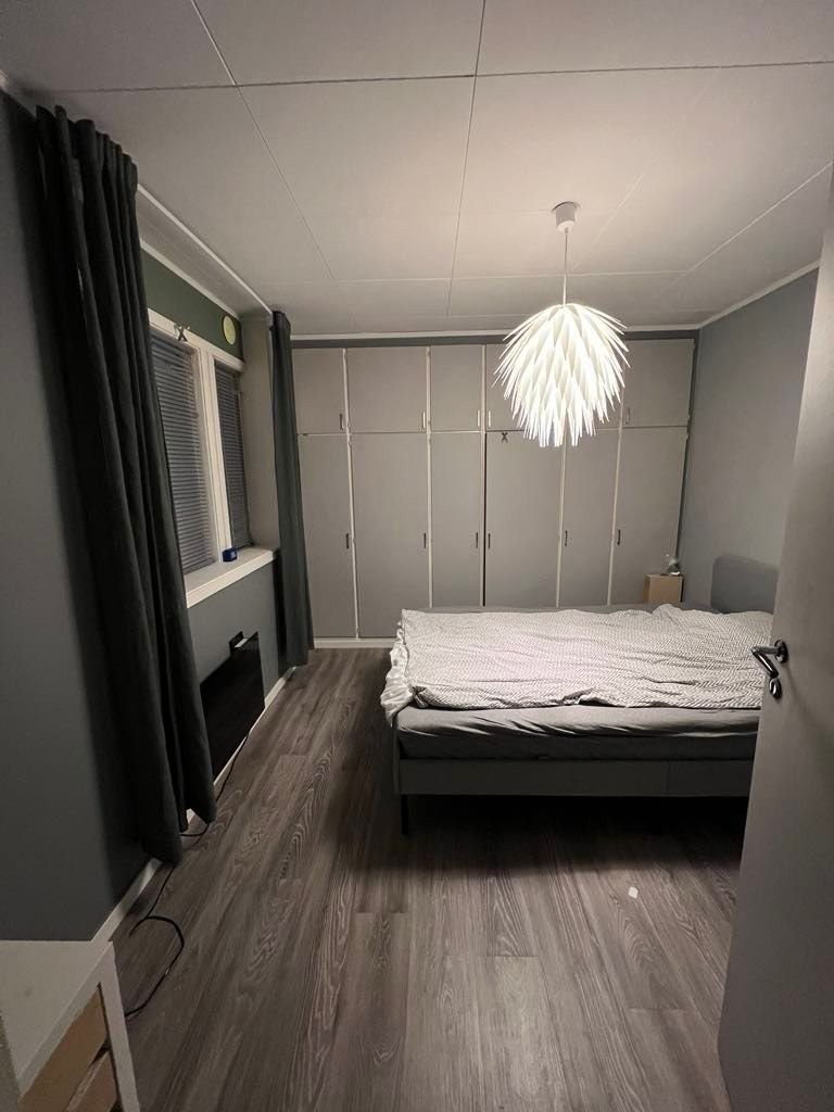 Soverom 1 etg innredet . Stort soverom med rikelig garderobeplass Galleribilde