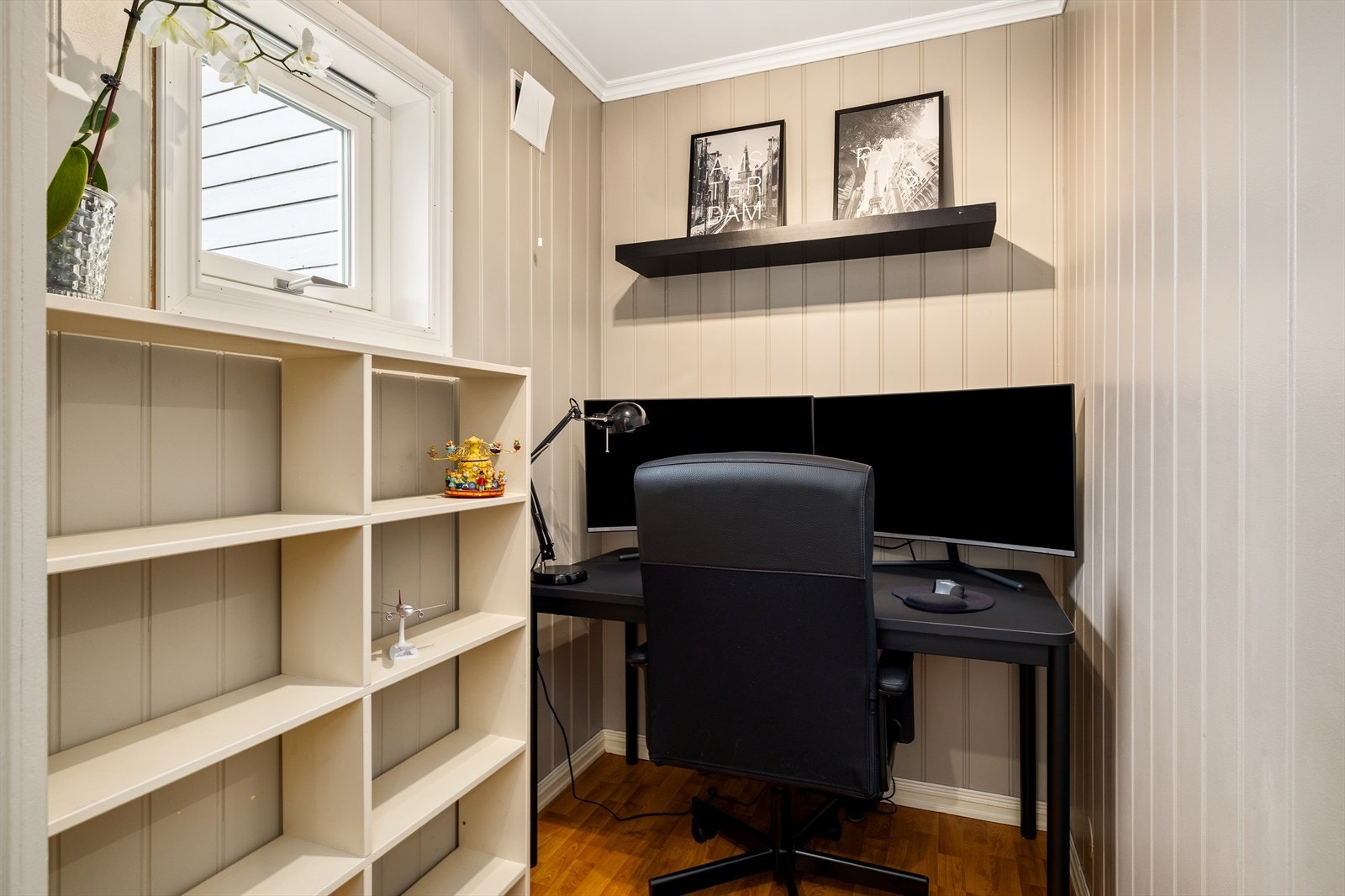 Innvendig bod med vindu/kontor Galleribilde