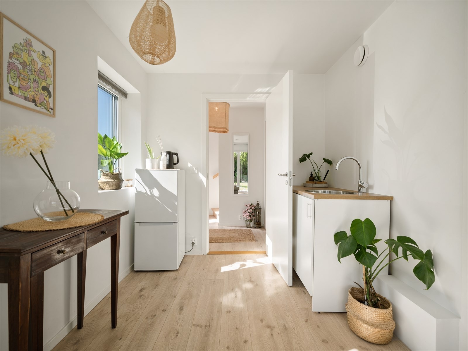 Stue i underetasje med delvis hybelkjøkken. Galleribilde