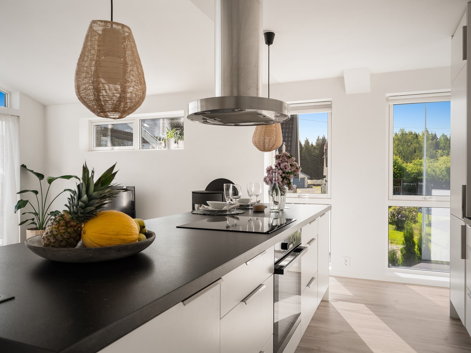 Kjøkken med kjøkkenøy. Galleribilde