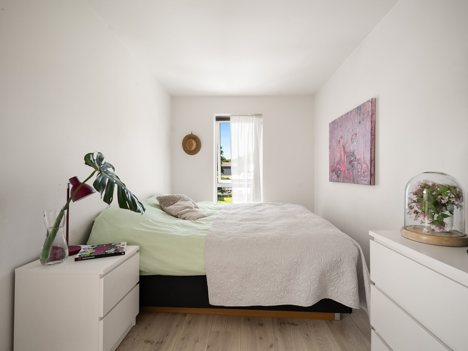 Soverom med plass til dobbeltseng med nattbord og kommode. Galleribilde