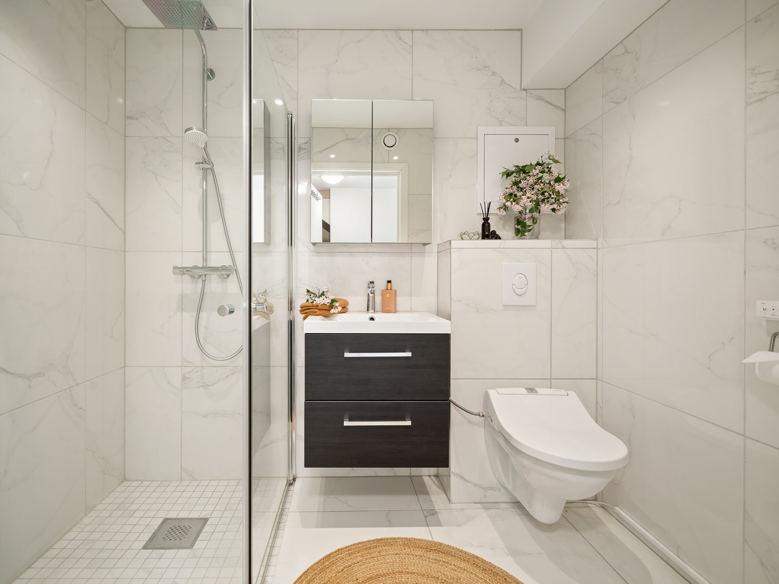 Badet i 1. etasje består av servant med innredning, dusjhjørne og vegghengt klosett. Galleribilde