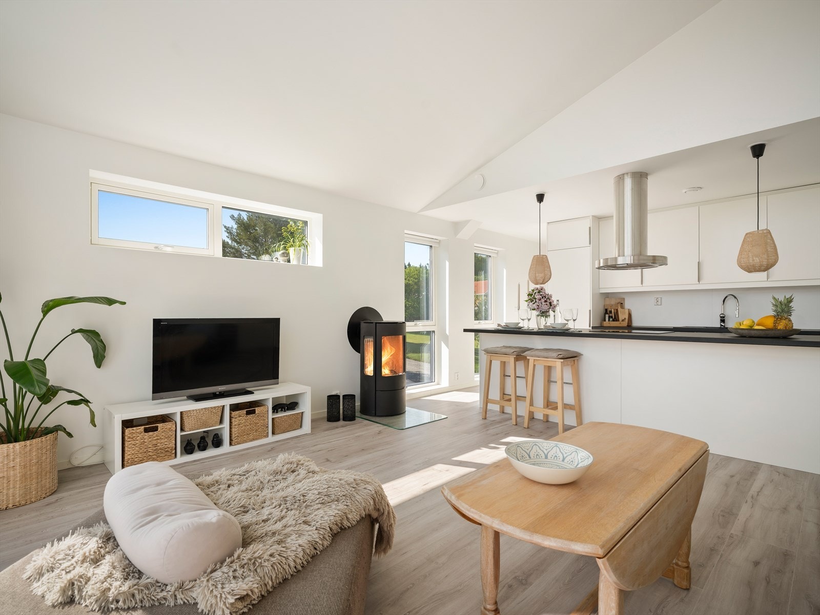 Åpen kjøkken-/stueløsning. God peis til kjøligere dager. Galleribilde