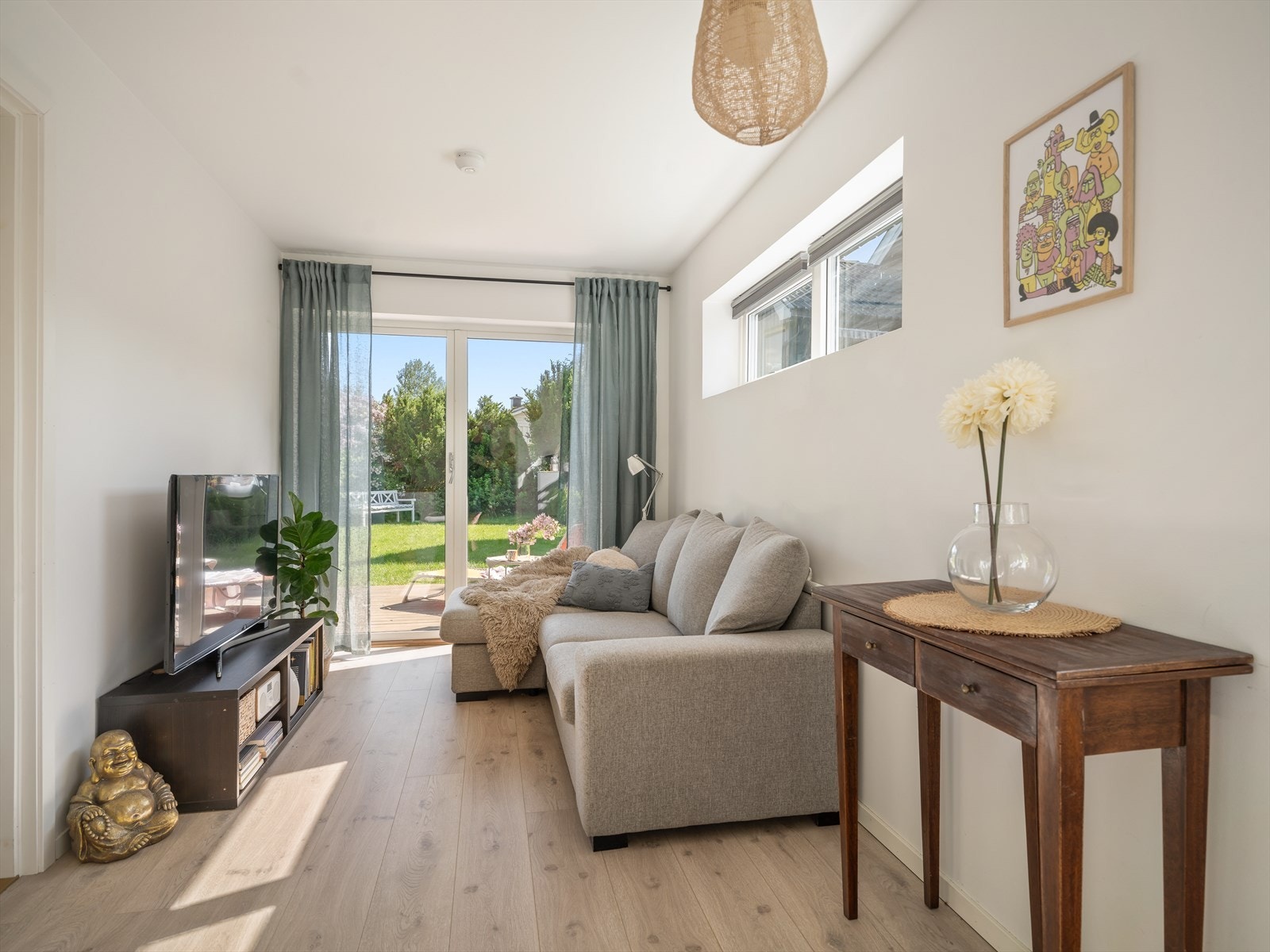 Stue i underetasje med utgang til hage og terrasse. Galleribilde