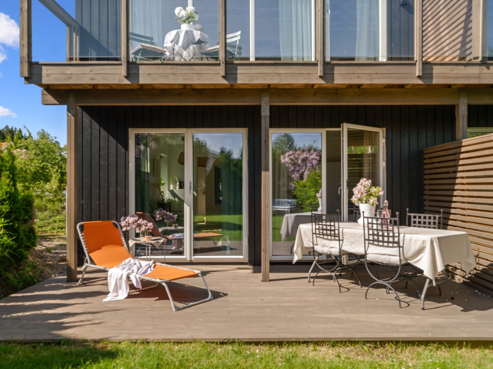 Terrasse med plass til flere utemøbler. Levegg mot nabo. Galleribilde
