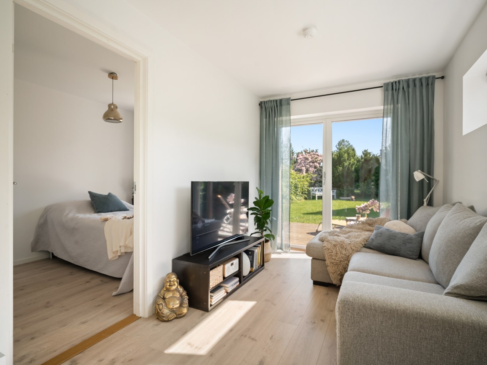 Fra stuen er det inngang til soverom. Galleribilde