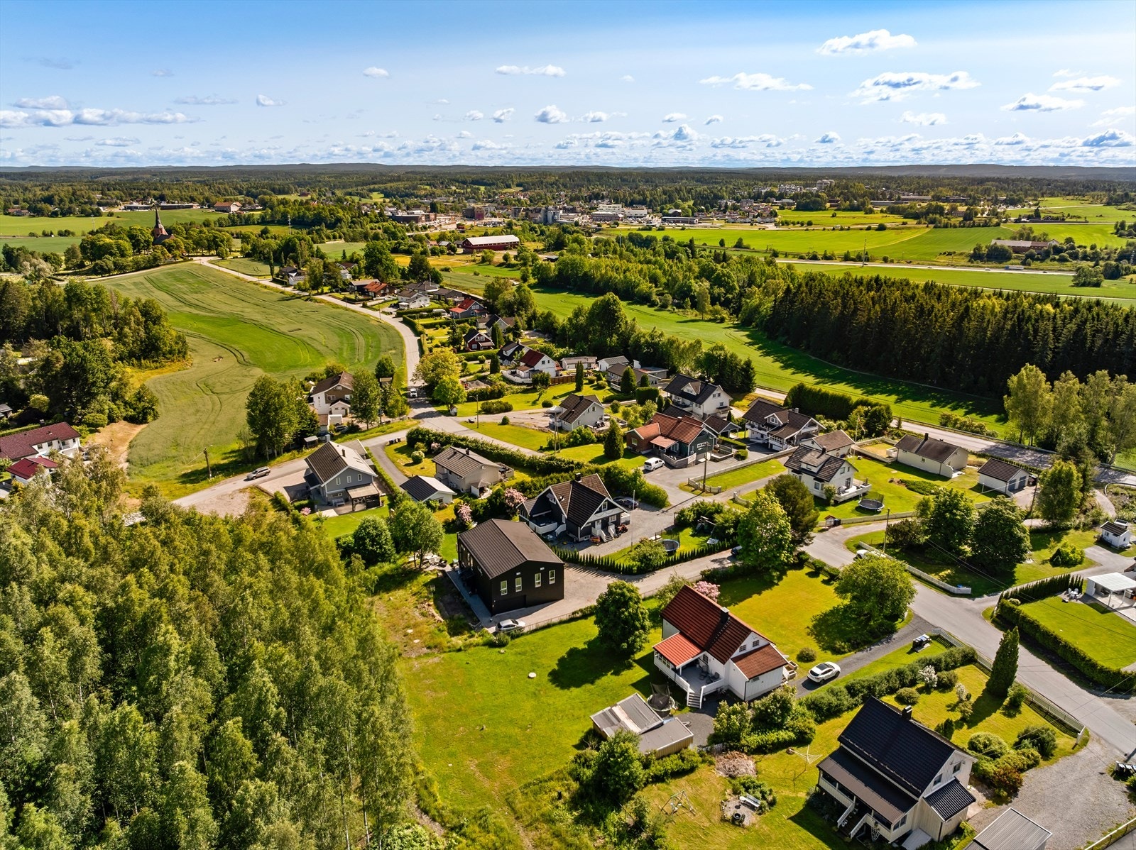 Området rundt består av frittliggende eneboliger. Galleribilde