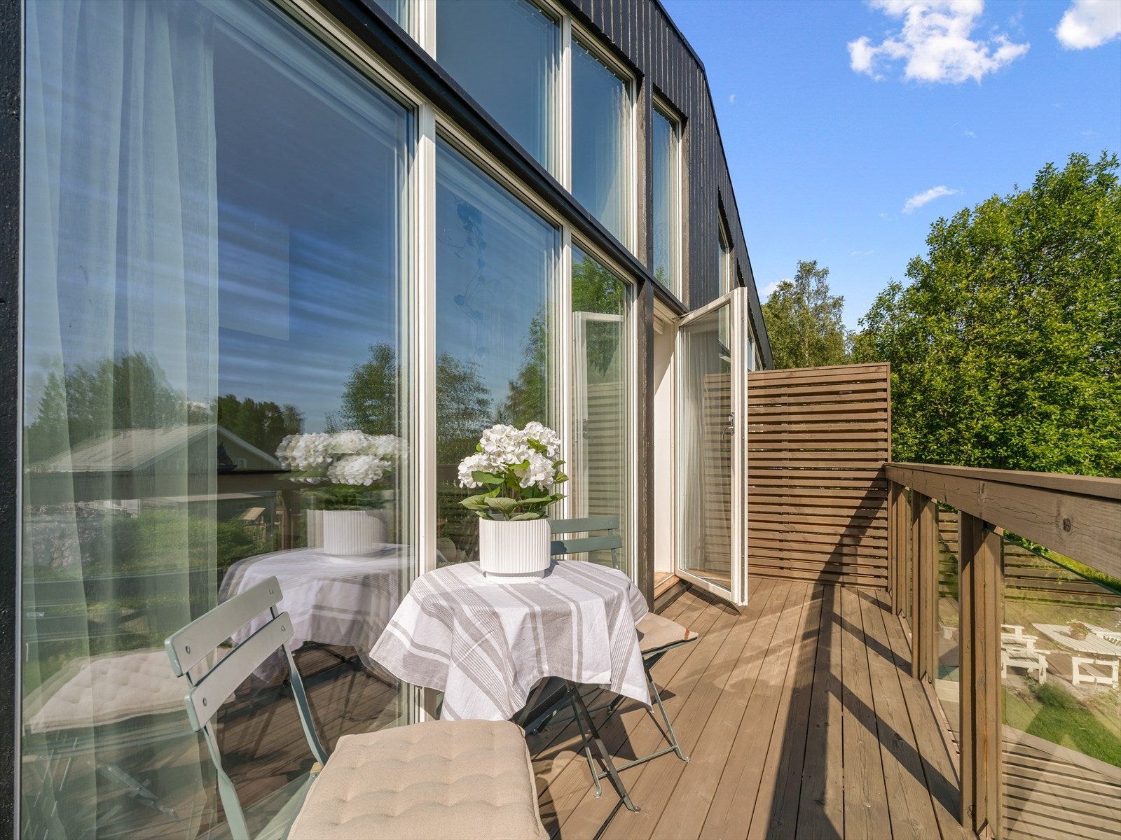 Solrik balkong med plass til cafèbord med stoler til. Galleribilde